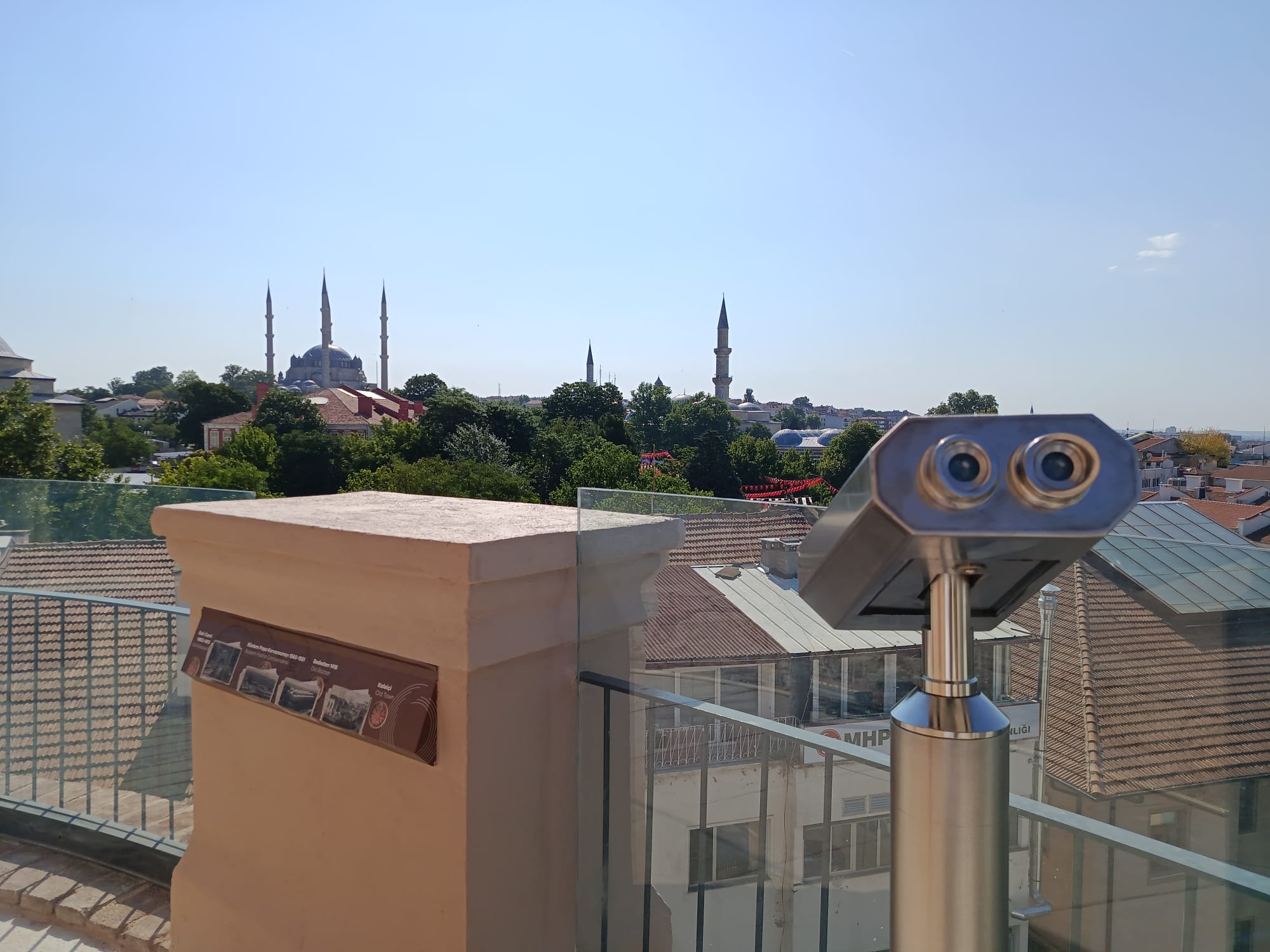 TÜRSAB Trakya Başkanı Egemen Aydın, yüksek fiyatlar nedeniyle turizm sezonunun durgun başladığını ve vatandaşların yurt dışına yöneldiğini belirtirken, restorasyonu tamamlanan tarihi Makedon Kulesi'nin artık Edirne'nin tüm seyahat rotalarına ekleneceğini müjdeledi.